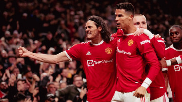 Cristiano Ronaldo dan pemain MU merayakan gol