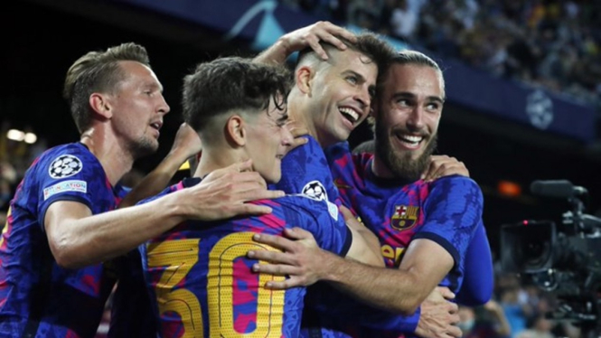 Pemain Barcelona merayakan gol Gerard Pique