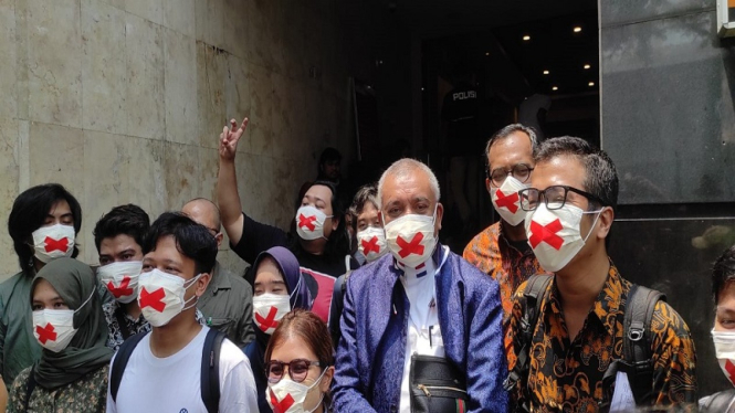 Masker silang yang dipakai Haris Azhar-Fatia Maulida di Polda Metro