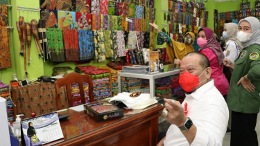 Ketua DPD RI saat mengunjungi Toko Batik di Jayapura, Papua, beberapa waktu lalu