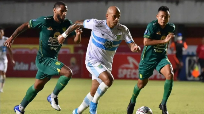 Pertandingan Liga 1 2021/22 antara Persebaya vs Persela. 