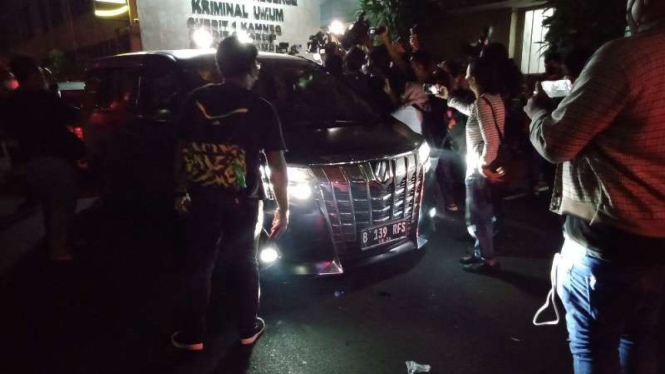 Selebgram Rachel Vennya rampung diperiksa polisi. 