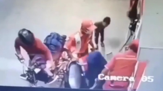 Viral Emak-emak Tabrak Petugas SPBU saat Isi Bensin (Instgaram/lintas.patroli)