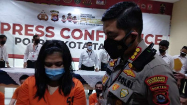 Polisi menangkap ibu tiga anak, WBR (44), yang nekat jadi kurir sabu-sabu.