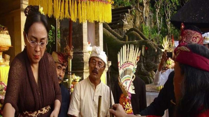 Sukmawati Soekarnoputri melakukan ritual di Pura Bali