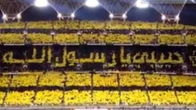 Koreografi fans sepakbola dengan tulisan Rasulullah