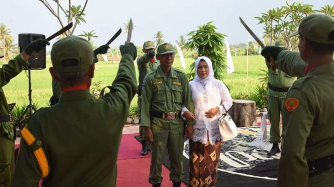 Viral pernikahan hansip digelar dengan prosesi ala perwira