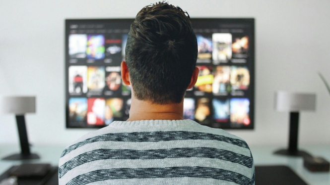 Ilustrasi menonton siaran tv digital.