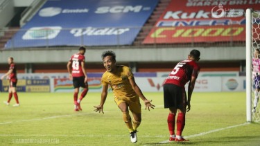 Gelandang Bhayangkara FC, Muhammad Hargianto merayakan gol ke gawang Bali United