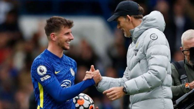 Manajer Chelsea, Thomas Tuchel (kanan) dan Mason Mount.