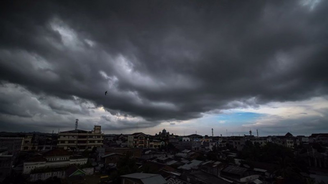 Awan hitam penanda hujan menutupi langit di atas Kota Lhokseumawe, Provinsi Aceh. (ilustrasi)