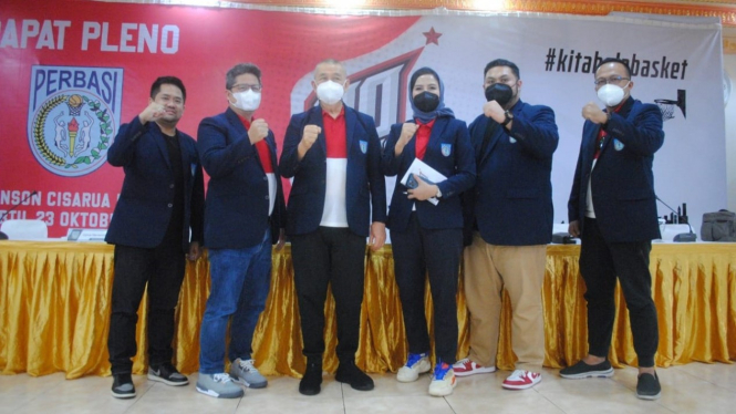 Pengurus PP Perbasi usai melakukan rapat pleno