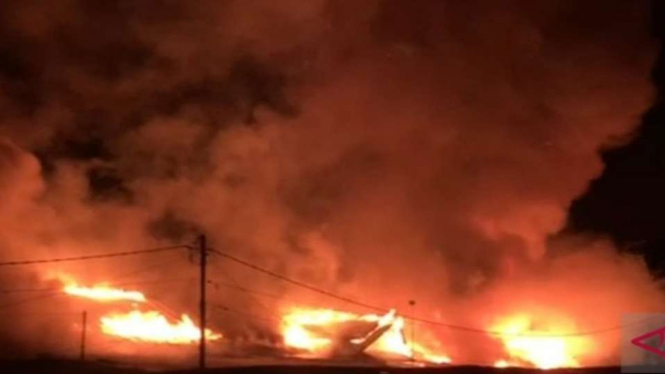 Tangkapan layar video kebakaran pasar sentral Wosi kabupaten Manokwari, Papua Barat, Minggu malam, 24/ Oktober 2021.