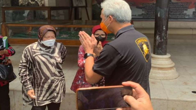 Gubernur Jawa Tengah Ganjar Pranowo bertemu dengan Menteri Sosial Tri Rismaharini saat berziarah di Makam Bung Karno, Kota Blitar, Jawa Timur, Minggu, 24 Oktober 2021.