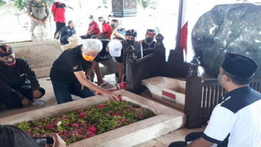 Gubernur Jawa Tengah Ganjar Pranowo ziarah di makam Presiden pertama Indonesia Soekarno di Kelurahan Bendogerit, Kecamatan Sanan Wetan, Kota Blitar, Jawa Timur, Minggu, 24 Oktober 2021.