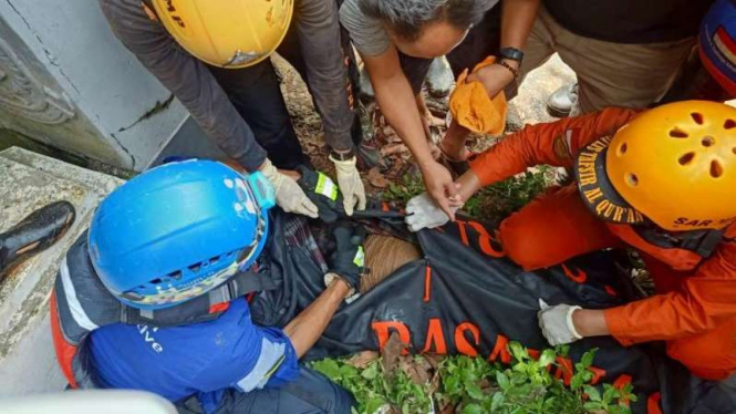 Tim gabungan saat mengevakuasi jasad anak yang tenggelam di Kali Angke.