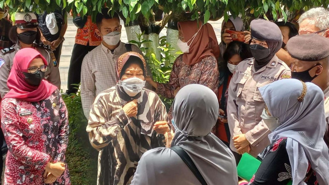 Mensos Risma dihadapan para peternak telur.