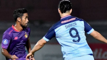 Laga antara Persela Lamongan vs Persik Kediri