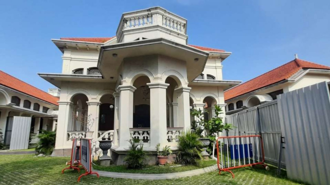 Ndalem Priyosuhartan, rumah milik mantan kepala Korps Lalu Lintas Polri Djoko Susilo yang dirampas oleh KPK di Solo, Jawa Tengah, dialihfungsikan sebagai isolasi terpusat untuk anak-anak yang terpapar COVID-19 saat PTM di sekolah.