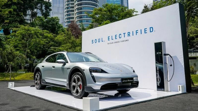 Porsche memperkenalkan New Taycan Cross Turismo