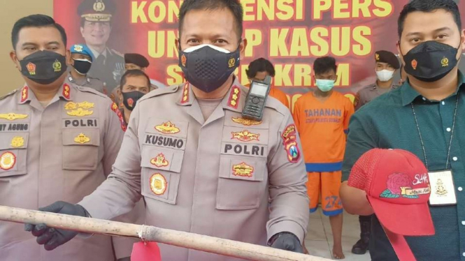 Polisi memperlihatkan barang bukti pengeroyokan yang menewaskan seorang pria dalam konferensi pers di Markas Polresta Sidoarjo, Selasa, 26 Oktober 2021.