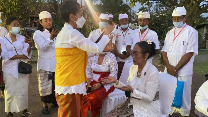 Sukmawati Sukarno membersihkan diri sebelum upacara Sudi Wadani 