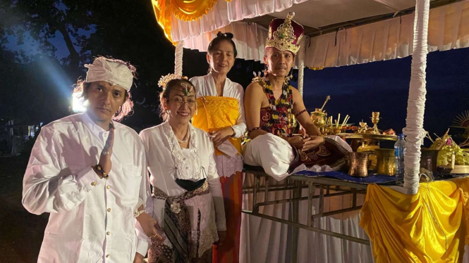 Sukmawati Sukarno membersihkan diri sebelum upacara Sudi Wadani 