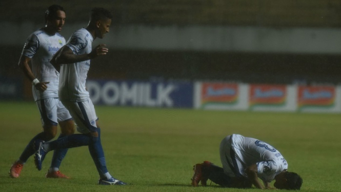 Selebrasi gelandang Persib, Ferbri Hariyadi usai bobol gawang PSIS