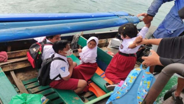 Ilustrasi sejumlah anak SD berangkat sekolah