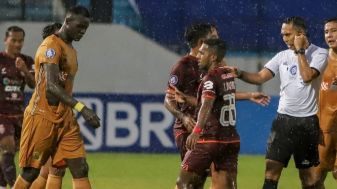 Pertandingan Bhayangkara FC vs Borneo FC.