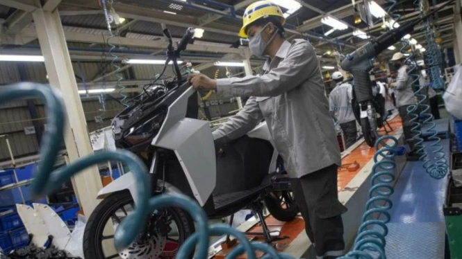 Motor Listrik Gesits sedang dirakit di pabrik.