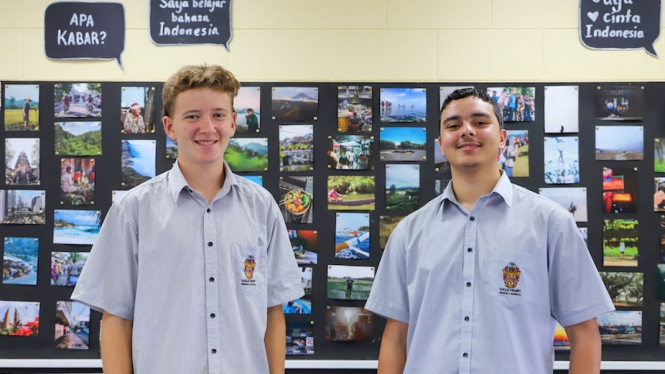 Luke (kiri) dan Tom (kanan) belajar bahasa dan budaya Indonesia bukan karena hanya ingin pergi berlibur ke Indonesia. (Koleksi pribadi)