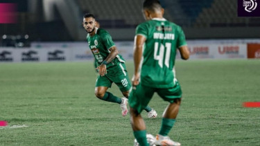 Pemain PSS Sleman, Irfan Jaya dan Juninho. 