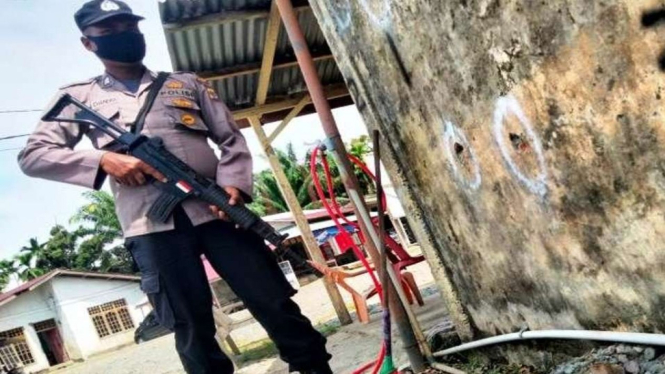 Polisi memperlihatkan bagian dinding pos polisi yang rusak diduga terkena tembakan di kawasan Desa Manggi, Kecamatan Panton Reue, Aceh Barat, Provinsi Aceh, Kamis, 28 Oktober 2021.