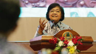 Menteri LHK Situ Nurbaya di kantornya.