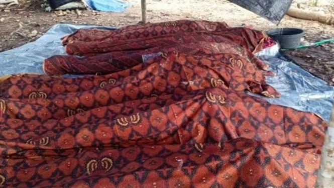 Jenazah enam penambang tradisional yang meninggal akibat tertimbun longsor di Desa Tumbang Torung, Kecamatan Bukit Santuai, Kotawaringin Timur, Kalimantan Tengah, Kamis, 28 Oktober 2021.