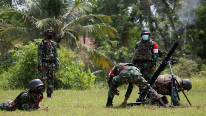 VIVA Militer: Anggota Yonif 405/Surya Kusuma menembakkan mortir