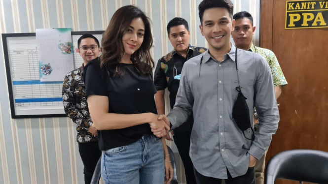 Dhena Devanka dan Jonathan Frizzy.