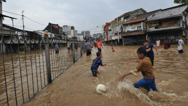 anak-anak bermain saat banjir Jakarta 