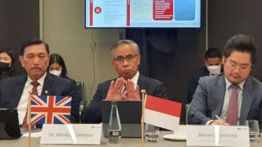 Ketua DK OJK Wimboh Santoso dan Menko Marves Luhut Pandjaitan di London.