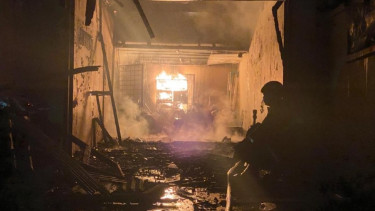Korsleting listrik, dua rumah dan lima kios terbakar di Kemanggisan.