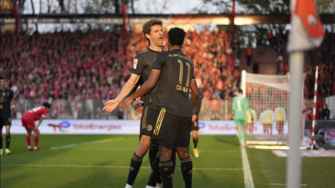 Pemain Bayern Munich, Thomas Mueller dan Kingsley Coman. 