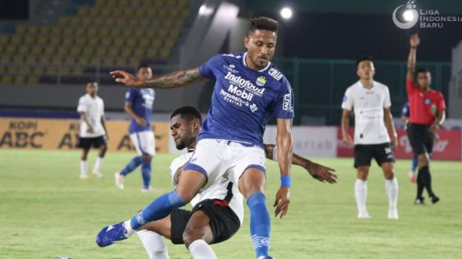 Duel Persib Bandung vs Persipura Jayapura.