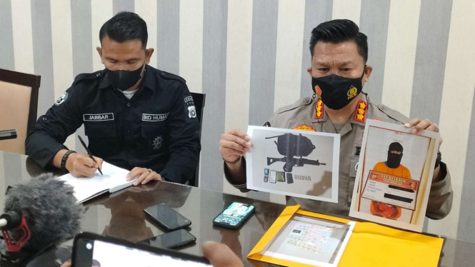 Kabid Humas Polda Aceh menunjukkan pelaku dan senjata yang digunakan untuk menembak Dantim Bais TNI Pidie.