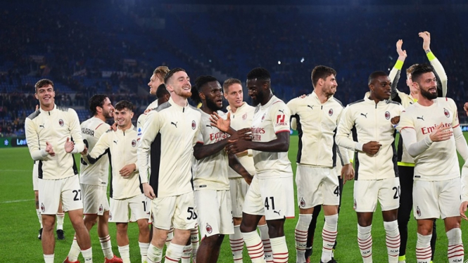 Pemain AC Milan merayakan kemenangan.