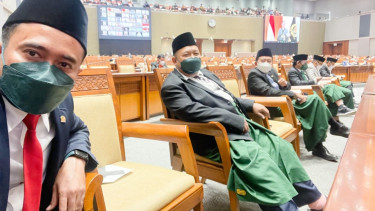 Fraksi PKB di DPR pakai sarung saat menghadiri paripurna.