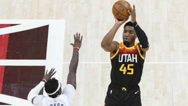 Pemain Utah Jazz, Donovan Mitchell (kanan)