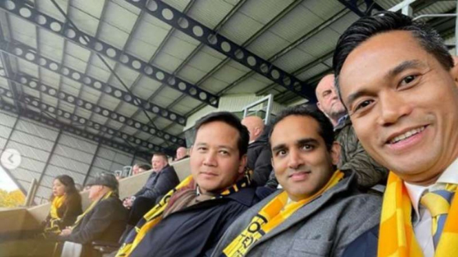 Anindya Bakrie menyaksikan duel Oxford United di Kassam Stadium.
