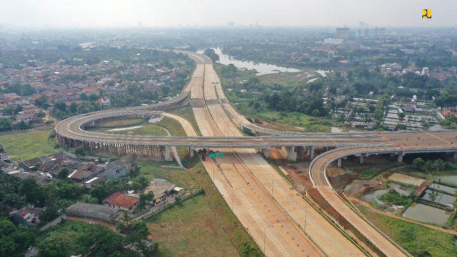 Pembangunan jalan tol.