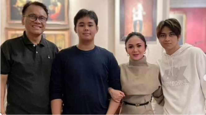 Yuni Shara bersama mantan suami dan anak-anaknya